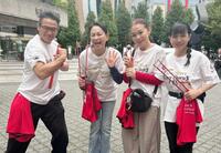 クリーン活動を行う（左から）ミノワマンＤ・Ｚ、田中美奈子、渡辺めぐみ、西村知美