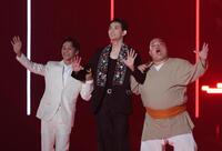 手を振る（左から）オーム・タナパック、竜星涼、富栄ドラム（撮影・佐々木彰尚）