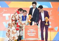 鏡開きをする（左から）角田夏実さん、富栄ドラム、竜星涼、オーム・タナパック（撮影・千葉大輝）