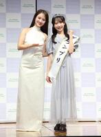 谷まりあに祝福されるグランプリの朝凪りおなさん（撮影・金田祐二）