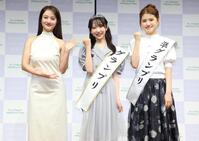 谷まりあに祝福されるグランプリの朝凪りおなさん、準グランプリの三谷梨夏さん（撮影・金田祐二）