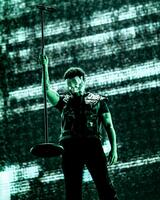 仮面をつけてパフォーマンスするザ・ウィークエンド　ⓒＳｅｂａｓｔｉｅｎ　Ｎａｇｙ