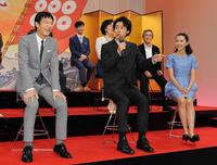 ２０１５年７月、ＮＨＫ大河「真田丸」の会見で、記者席に紛れ込んだ脚本の三谷幸喜氏にツッコミを入れる大泉洋