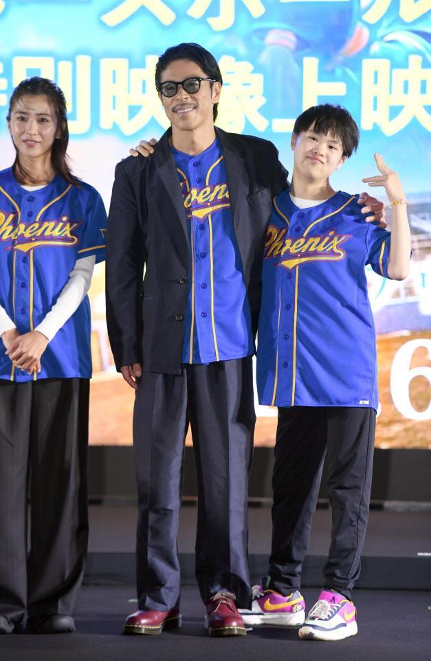 肩を組む（左から）松本利夫、吉田葵（撮影・千葉大輝）
