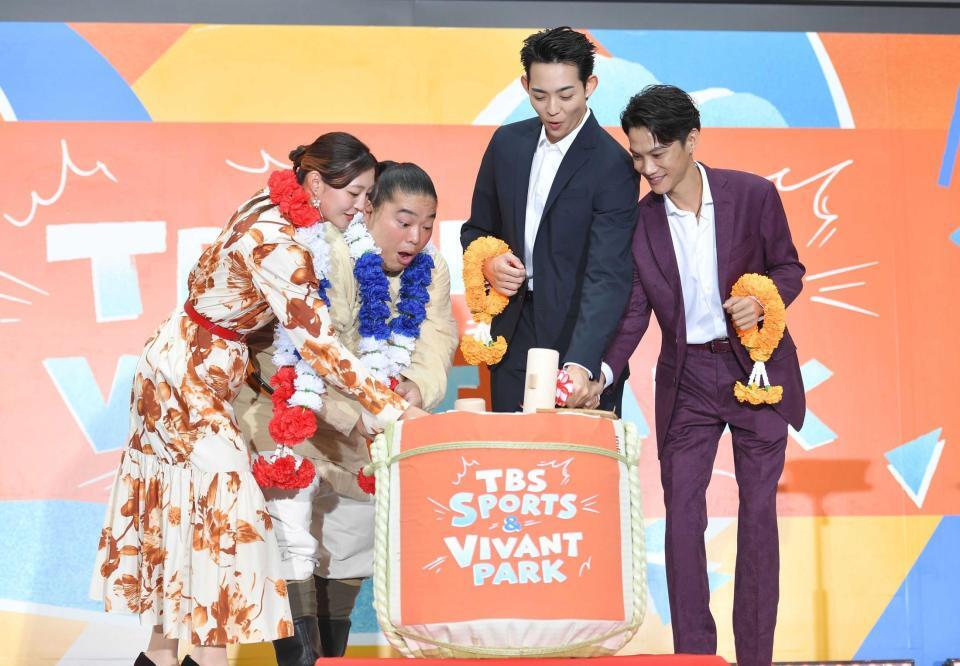 鏡開きをする（左から）角田夏実さん、富栄ドラム、竜星涼、オーム・タナパック（撮影・千葉大輝）
