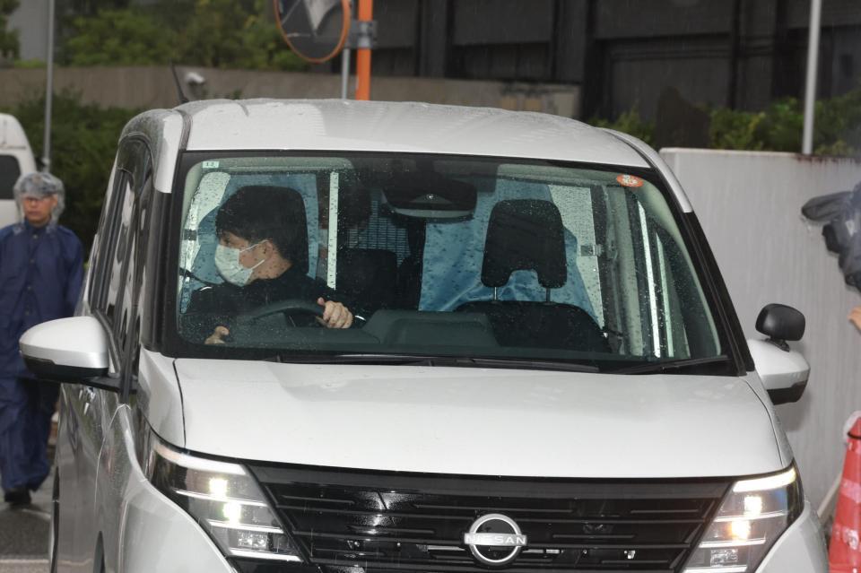 送検される猪俣周杜容疑者を乗せたと見られる車（撮影・伊藤笙子）