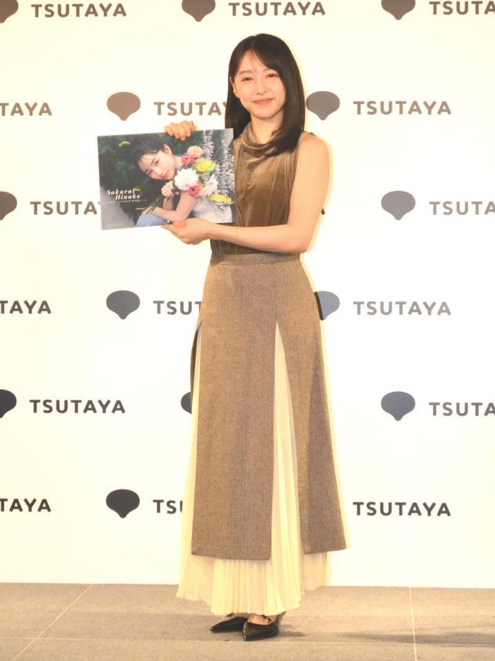カレンダーブックをアピールする桜井日奈子