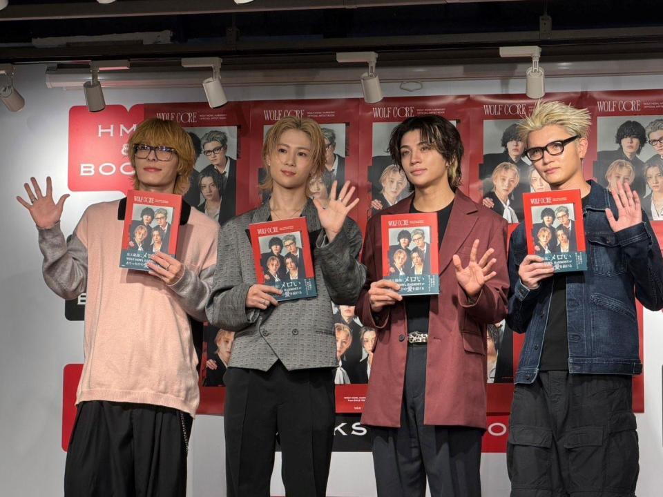 初のアーティストブックを手に笑顔を見せる（左から）ＳＵＺＵＫＩ、ＨＩＲＯＴＯ、ＧＨＥＥ、ＲＹＯＪＩ
