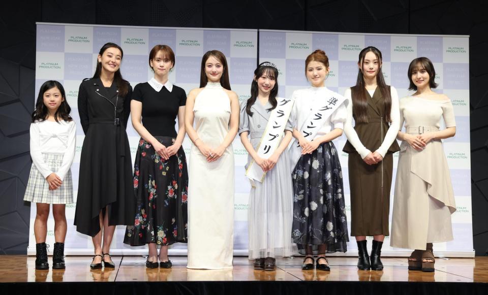ファイナリストの（左から）内山まおみさん、オルーニー花さん、権藤紗和子さん、朝凪りおなさん、三谷梨夏さん、高石実蘭衣さん、花巻優奈さんと写真におさまる谷まりあ（左から４人目）＝撮影・金田祐二