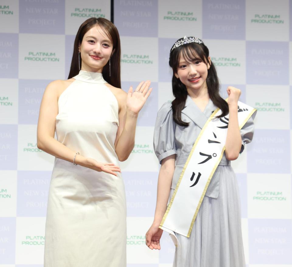谷まりあに祝福されるグランプリの朝凪りおなさん（撮影・金田祐二）