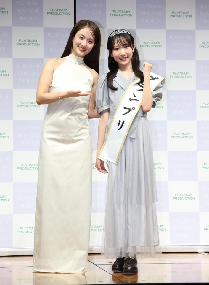 谷まりあに祝福されるグランプリの朝凪りおなさん（撮影・金田祐二）