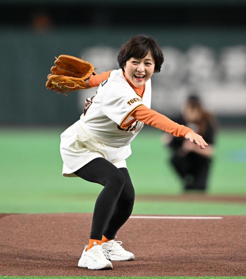 １８日、始球式を行う三田寛子（撮影・堀内翔）