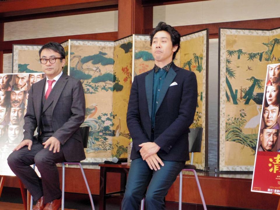 ２０１３年１０月、映画「清洲会議」会見で、おどける三谷幸喜監督（左）と大泉洋＝大阪市内