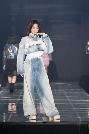 ランウエーを歩くＦＲＵＩＴＳ　ＺＩＰＰＥＲの鎮西寿々歌＝横浜アリーナ　ⓒＩＲＣ　２０２６　Ａ／Ｗ