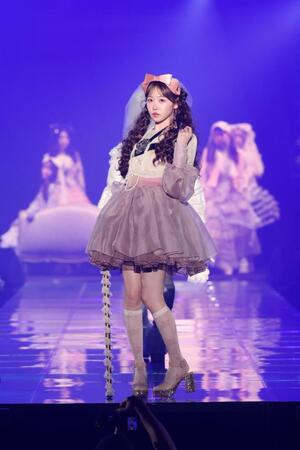 ランウエーを歩くＦＲＵＩＴＳ　ＺＩＰＰＥＲの櫻井優衣＝横浜アリーナ　ⓒＩＲＣ　２０２６　Ａ／Ｗ