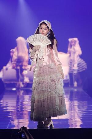 ランウエーを歩くＦＲＵＩＴＳ　ＺＩＰＰＥＲの松本かれん＝横浜アリーナ　ⓒＩＲＣ　２０２６　Ａ／Ｗ