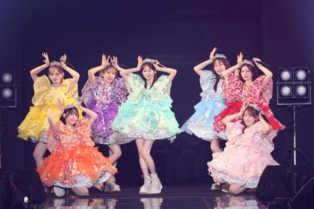 パフォーマンスをするＦＲＵＩＴＳ　ＺＩＰＰＥＲ（左から）早瀬ノエル、鎮西寿々歌、仲川瑠夏、櫻井優衣、真中まな、月足天音、松本かれん＝横浜アリーナ　ⓒＩＲＣ　２０２６　Ａ／Ｗ