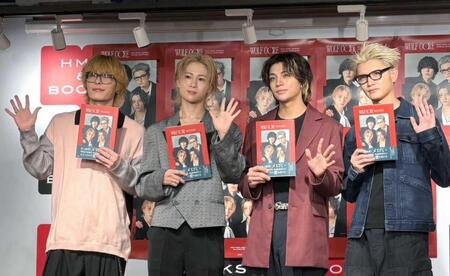 　初のアーティストブックを手に笑顔を見せる（左から）ＳＵＺＵＫＩ、ＨＩＲＯＴＯ、ＧＨＥＥ、ＲＹＯＪＩ