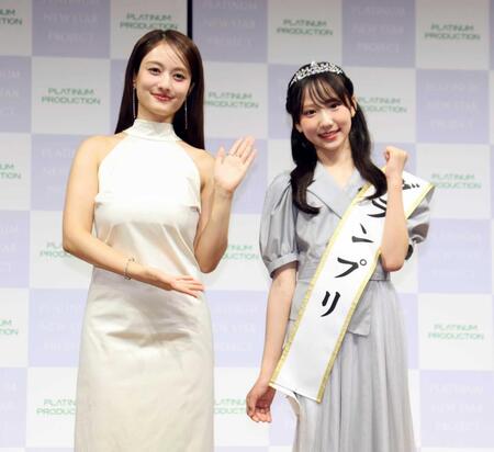 グランプリの朝凪りおなさん（右）を祝福する谷まりあ（撮影・金田祐二）