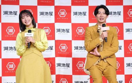 ＣＭキャラクターに就任した藤﨑ゆみあ（左）と相葉雅紀（撮影・金田祐二）
