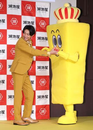 新キャラクターをエスコートする相葉雅紀（撮影・金田祐二）
