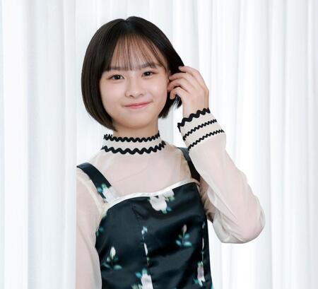人生初のインタビュー撮影！初々しい笑みを浮かべる七瀬ふうり（撮影・伊藤笙子）