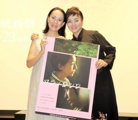 初監督作「カラノウツワ」上映後、河瀨直美氏（左）と舞台あいさつに登場した松田美由紀