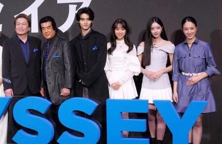 （左から）平田広明、藤岡弘、、藤岡真威人、藤岡舞衣、天翔天音、天翔愛