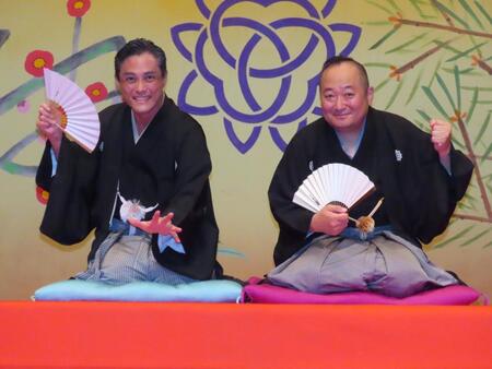 真打に昇進した三遊亭伸空（左）と二代目三遊亭小圓楽