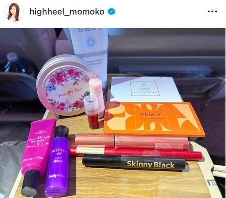 広々プレエコ座席で到着前にメイク。モモコのインスタグラム＠ｈｉｇｈｈｅｅｌ＿ｍｏｍｏｋｏより