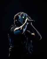 仮面をつけてパフォーマンスするザ・ウィークエンド　ⓒＳｅｂａｓｔｉｅｎ　Ｎａｇｙ