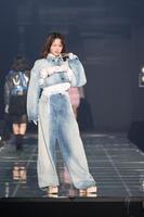 ランウエーを歩くＦＲＵＩＴＳ　ＺＩＰＰＥＲの鎮西寿々歌＝横浜アリーナ　ⓒＩＲＣ　２０２６　Ａ／Ｗ