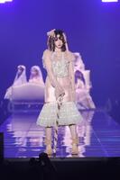 ランウエーを歩くＦＲＵＩＴＳ　ＺＩＰＰＥＲの鎮西寿々歌＝横浜アリーナ　ⓒＩＲＣ　２０２６　Ａ／Ｗ