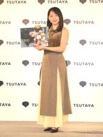 カレンダーブックをアピールする桜井日奈子