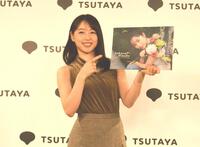カレンダーブックをアピールする桜井日奈子