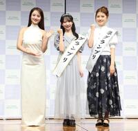 谷まりあに祝福されるグランプリの朝凪りおなさん、準グランプリの三谷梨夏さん（撮影・金田祐二）