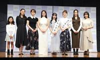 ファイナリストの（左から）内山まおみさん、オルーニー花さん、権藤紗和子さん、朝凪りおなさん、三谷梨夏さん、高石実蘭衣さん、花巻優奈さんと写真におさまる谷まりあ（左から４人目）＝撮影・金田祐二