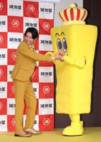 新キャラクターをエスコートする相葉雅紀（撮影・金田祐二）