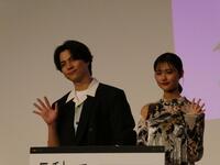 撮影に応じる（左から）重岡大毅、原菜乃華