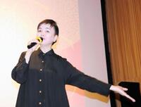 松田優作さんに向け「ハッピーバースデー」を歌う松田美由紀