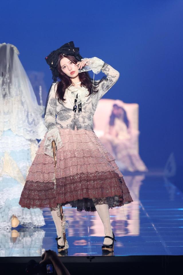 ランウエーを歩くＦＲＵＩＴＳ　ＺＩＰＰＥＲの月足天音＝横浜アリーナ　ⓒＩＲＣ　２０２６　Ａ／Ｗ