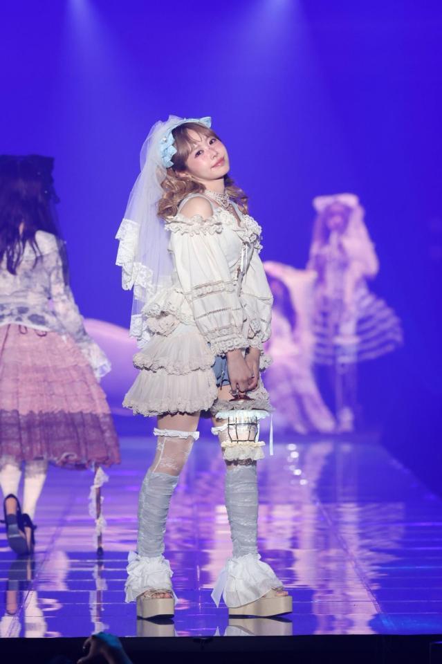 ランウエーを歩くＦＲＵＩＴＳ　ＺＩＰＰＥＲの仲川瑠夏＝横浜アリーナ　ⓒＩＲＣ　２０２６　Ａ／Ｗ