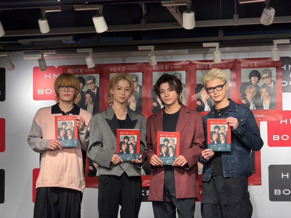 初のアーティストブックを手に笑顔を見せる（左から）ＳＵＺＵＫＩ、ＨＩＲＯＴＯ、ＧＨＥＥ、ＲＹＯＪＩ