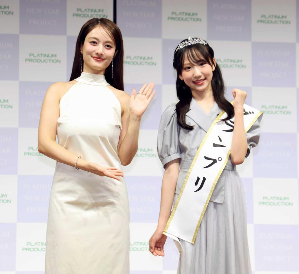 グランプリの朝凪りおなさん（右）を祝福する谷まりあ（撮影・金田祐二）