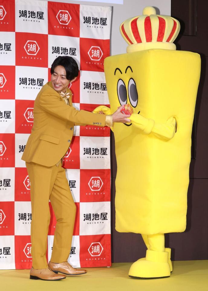 新キャラクターをエスコートする相葉雅紀（撮影・金田祐二）