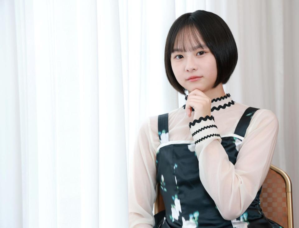 人生初のインタビュー撮影！初々しい笑みを浮かべる七瀬ふうり（撮影・伊藤笙子）