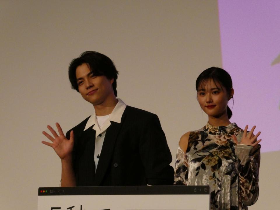 撮影に応じる（左から）重岡大毅、原菜乃華