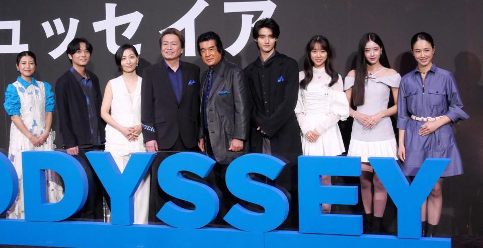 （左から）白石涼子、榎木淳弥、坂本真綾、平田広明、藤岡弘、、藤岡真威人、藤岡舞衣、天翔天音、天翔愛