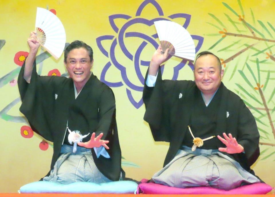 真打に昇進した三遊亭伸空（左）と二代目三遊亭小圓楽