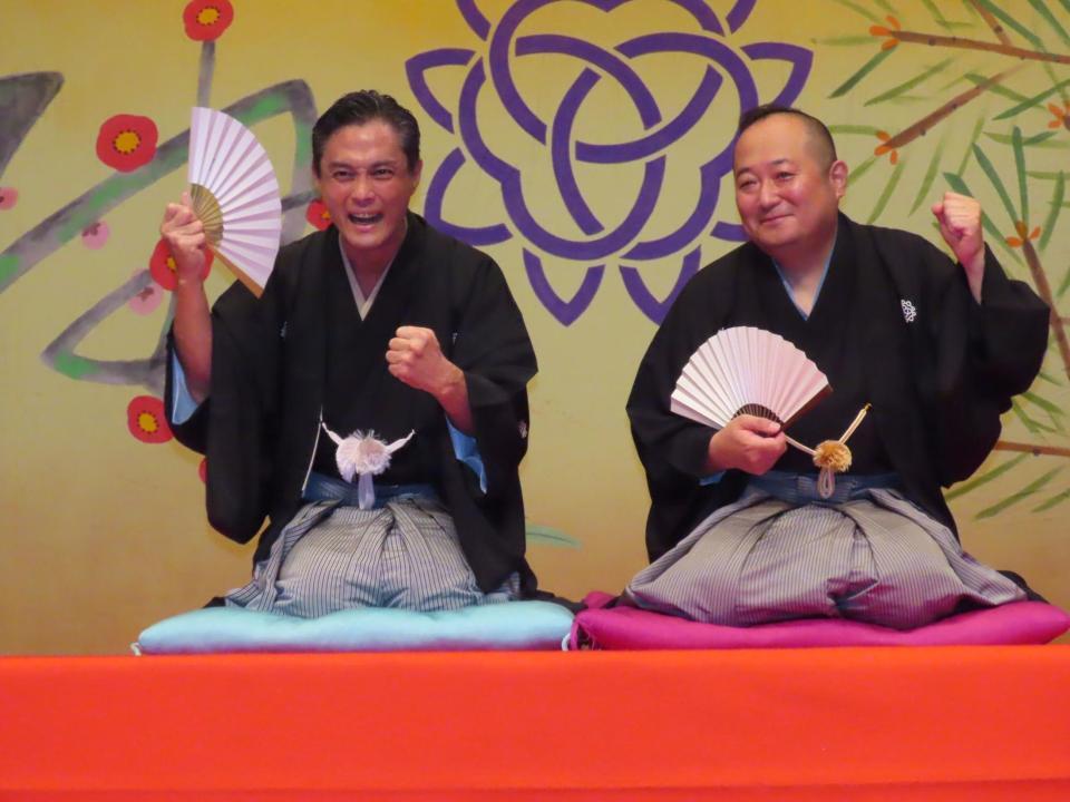 真打に昇進した三遊亭伸空（左）と二代目三遊亭小圓楽